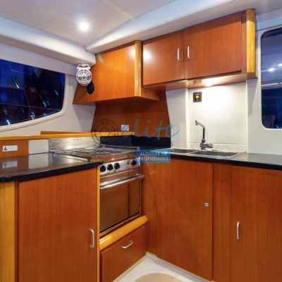 cocina integrada en catamaran