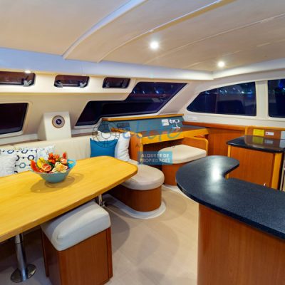 cocina moderna en catamaran