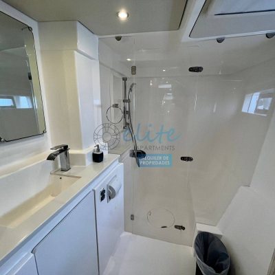hermoso baño moderno en catamaran