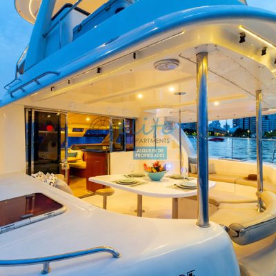hermoso catamaran moderno para tours